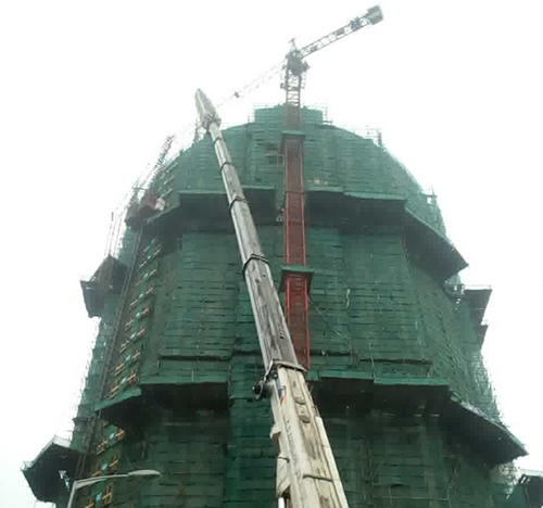 宁波吊车在工地上作业